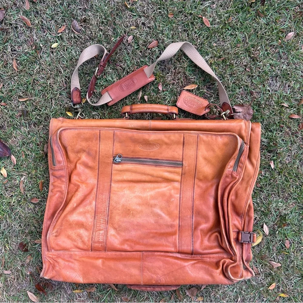 VINTAGE DAKOTA TUMI LEATHER BIOFOLD GARMENT BAG
